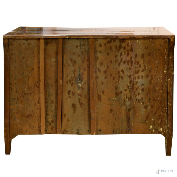 Cassettone Luigi XVI in legno intarsiato in varie essenze con fronte scandito da tre cassetti in ...