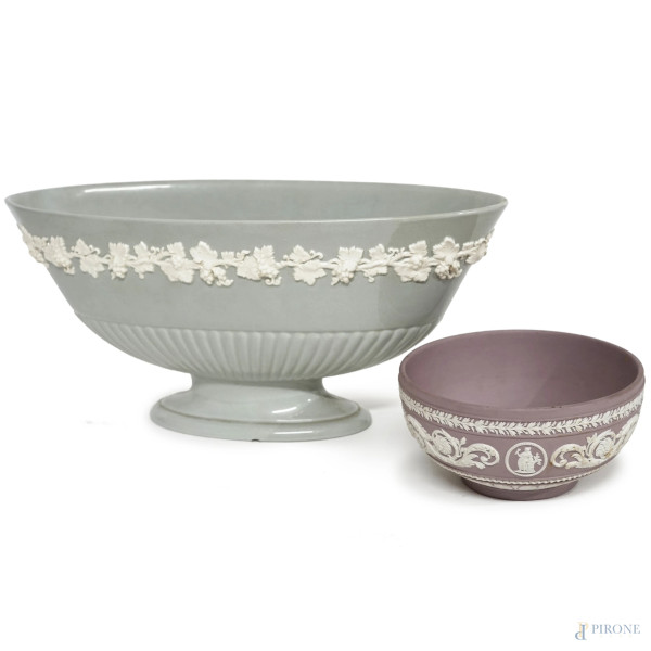 Lotto di due centrotavola in porcellana Wedgwood nei toni del grigio e del viola, misura max cm 14,5x32x13