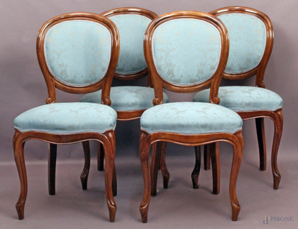 Lotto composto da quattro sedie in noce di linea Luigi XV, tappezzeria damascata.