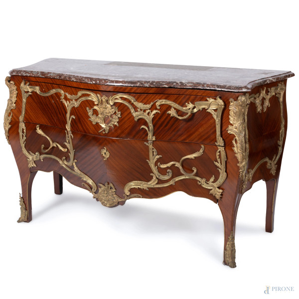 Cassettone con piano in marmo in legno impiallacciato con inserti in bronzo dorato. Al fronte due grandi cassetti arricchiti da girali e maniglie in bronzo dorato. XX secolo, cm 90x147x62, (graffi, scalfiture, segni di usura)