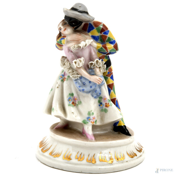Gruppo in porcellana Capodimonte raffigurante Arlecchino e Colombina, XX secolo, altezza cm 9