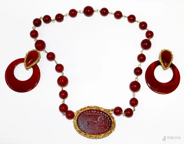 Parure, collana e orecchini in corniola e oro 18 kt, con pendente inciso a soggetto di leoni.