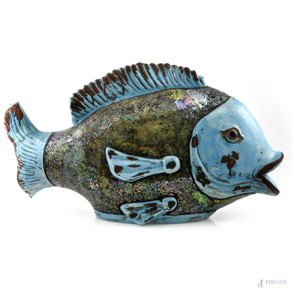 Scultura a guisa di pesce in terracotta smaltata e invetriata, XX secolo, cm 40x71x20 circa, (segni di usura, difetti di cottura, cadute di smalto, difetti)