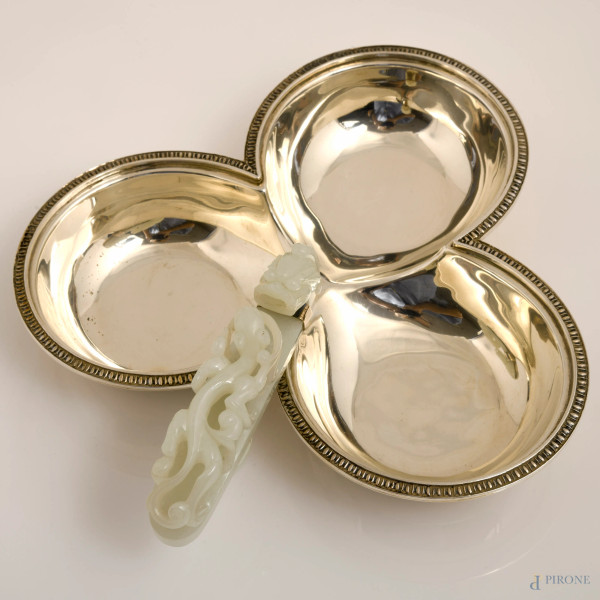 Lotto in argento e giada composto da un'antipastiera, una paletta e un cofanetto, peso lordo comp...