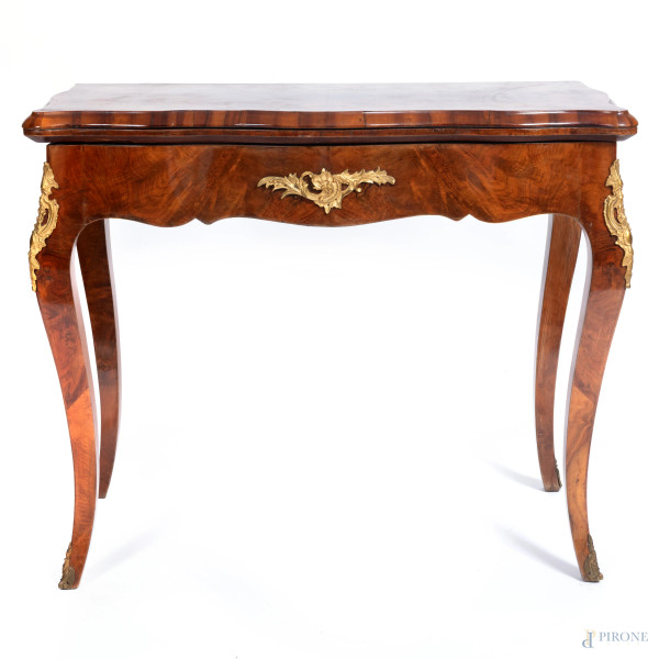 Tavolino da gioco in legno impiallacciato con inserti in metallo dorato, XIX secolo, cm 72x90x90 (aperto); cm 75x90x45 (chiuso), (segni di usura, scalfiture, graffi)
