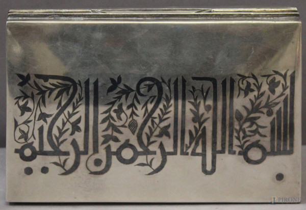 Scatola portasigarette in argento con iniziali del corano incise.