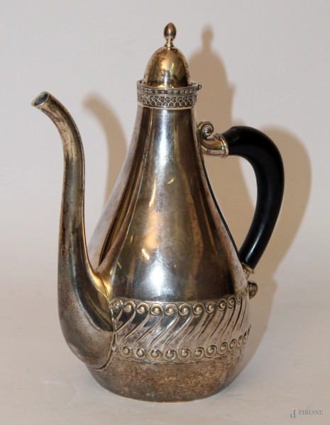 Caffettiera in argento con manico in ebano, XIX sec. gr. 370.