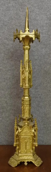Candeliere di fine linea gotica in bronzo cesellato e dorato, h.84 cm.