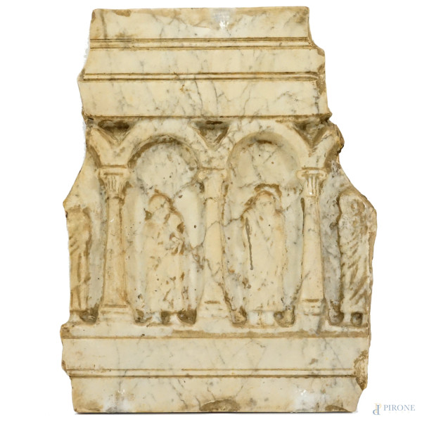 Frammento di bassorilievo in marmo raffigurante delle figure all'interno di archi, XX secolo, cm 47,5x38 circa