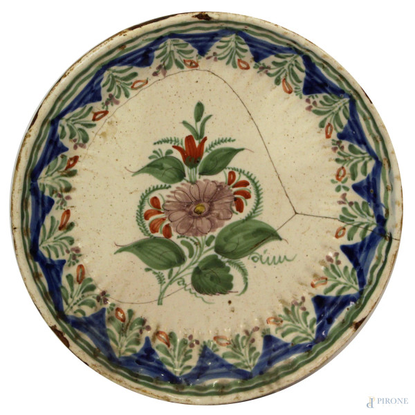 Piatto in maiolica policroma con fiore centrale, marcato A.S, XVIII sec, diam 28 cm  (restauri).