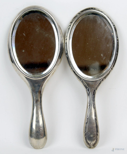 Lotto di due specchi a mano in argento, lunghezza cm 27,5, prima metà XX secolo, (segni del tempo)