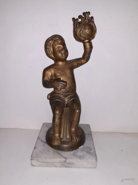 Putto dorato, scultura in bronzo poggiante su base in marmo, h 25 cm.