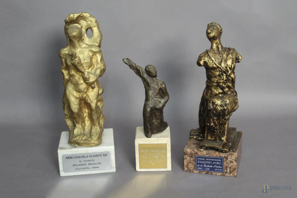 Lotto composto da tre premi ricevuti dal Maestro Rolando Nicolisi a forme e materiali diversi, H massima 33 cm.