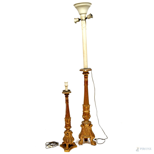 Lotto di due portaceri in legno intagliato e dorato adattati a lampada da terra, XX secolo, altezza massima cm 153, (segni di usura, scalfiture, perdite di doratura, difetti, da revisionare)