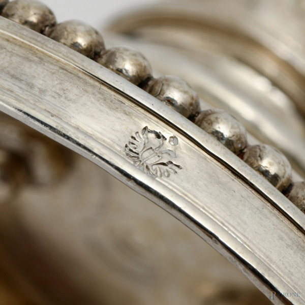 Coppia di candelieri in argento, XIX secolo, peso lordo gr 715, altezza cm 15,5