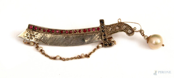 Spilla a forma di spada in oro basso ed argento con perline e rubini