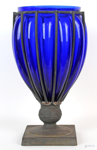 Vaso in vetro blu e metallo a forma di coppa, altezza cm 33,5, XX secolo, (segni del tempo)