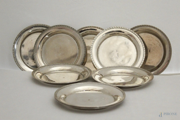 Lotto di otto piattini in argento con bordo cesellato, gr. 530, diam, 12 cm.