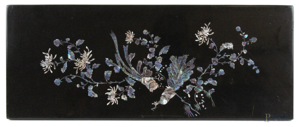 Pannello in legno ebanizzato con intarsi in madreperla raffiguranti uccelli del paradiso tra rami e fiori, cm. 50,5x02,5, arte orientale, XX secolo, (difetti).