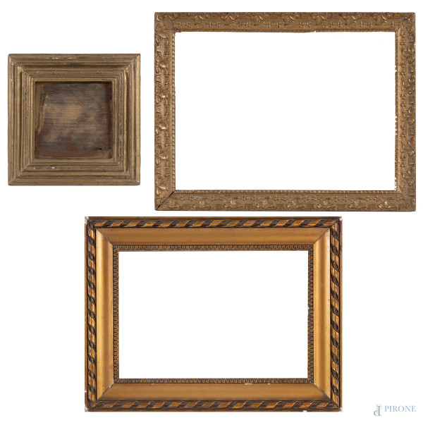 Lotto composto da tre cornici in legno intagliato e dorato, XX secolo, misura massima cm 37,5x28,5, luce cm 31x23, (Segni di usura, difetti, scalfiture, rotture)