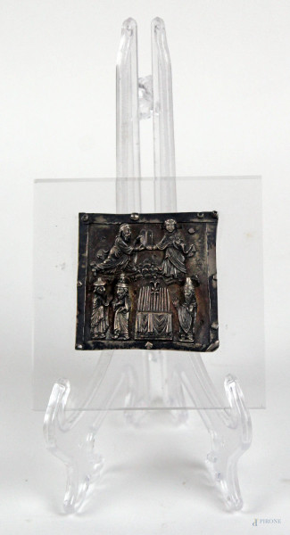 Tavole della legge, placca in argento ad altorilievo, cm 9,5x9, supporto in plexiglass.