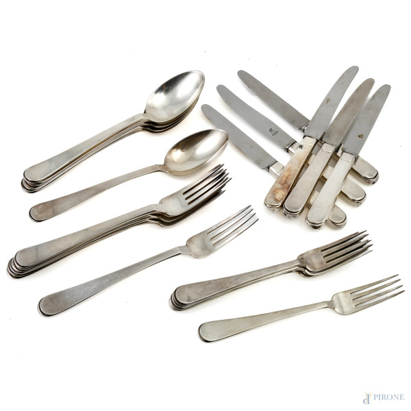 Servizio di posate in argento 800/000, peso complessivo al netto dei coltelli gr 1040