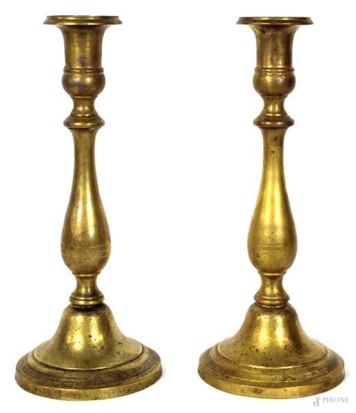 Coppia di candelieri in ottone dorato, fusto a balaustro, base circolare, altezza cm. 30, Francia, epoca Carlo X.