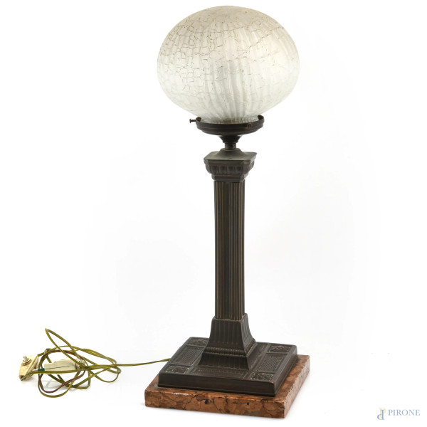 Lampada in metallo a guisa di colonna scanalata poggiante su base in marmo, XX secolo, altezza cm 36, (segni di usura, difetti, da revisionare)