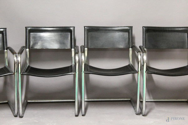 Lotto di quattro sedie in designe, in pelle e metallo.