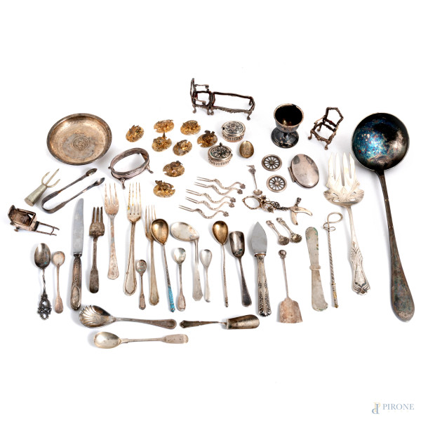 Lotto di vari oggetti in argento, peso gr 1200, (difetti, rotture)