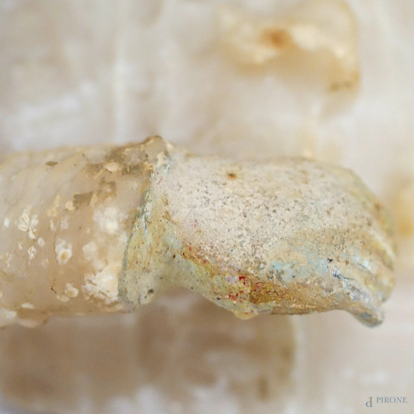 Attr. a Antonio Frilli (1830-1902), Bambina che piange, alabastro, cm h 27,5 (difetti, mano resta...