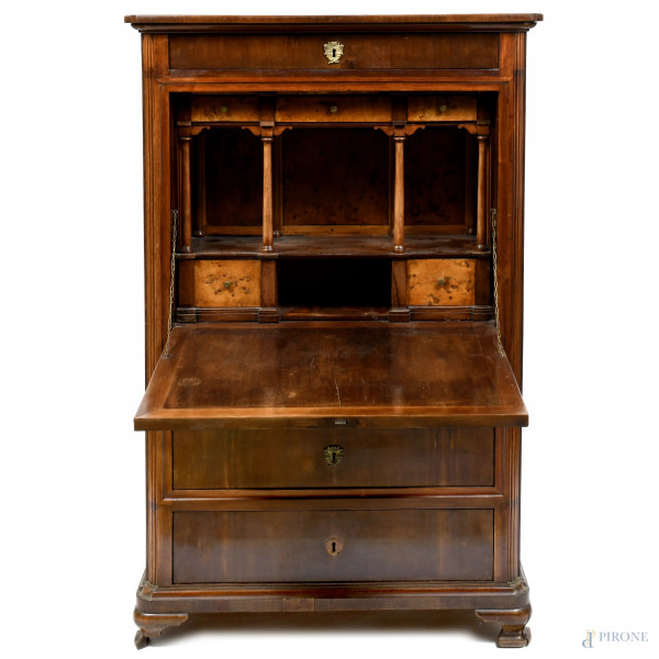 Secretaire impiallacciato in mogano, XX secolo, cm 150x91x45, (segni di usura, scalfiture, difett...