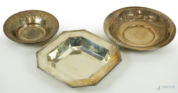 Lotto di due centrotavola in argento ed uno in metallo argentato, misure max cm 7x35,5x19,5, peso gr.230