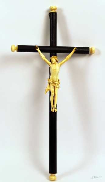 Cristo in avorio del XIX sec., h. cm 16 con croce in legno ebanizzato, h. cm 43.