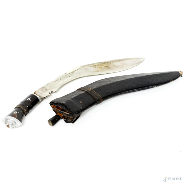 Modello di coltello Kukri, con fodero in cuoio e acciaino, Asia, XX secolo, lunghezza cm 39,5, (difetti)