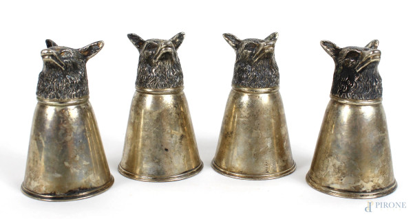 Maison Gucci, quattro bicchieri da caccia in argento con teste di volpi, seconda met&#224; del XX secolo, altezza cm. 12,5, diametro cm. 8, peso gr. 740