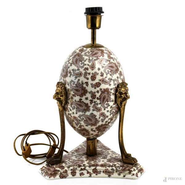 Lampada da tavolo in ceramica decorata ad arabeschi nei toni del grigio e del rosa con inserti in metallo dorato, XX secolo, altezza cm 45, (segni di usura, scalfiture, graffi, da revisionare)