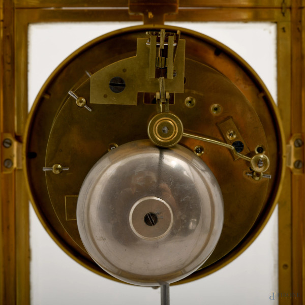 Pendola da tavolo con quadrante a smalto con numeri romani entro teca in vetro e metallo dorato, ...
