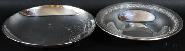 Lotto di due centrotavola in argento di linea tonda , diametro max 26,5 cm, gr. 460
