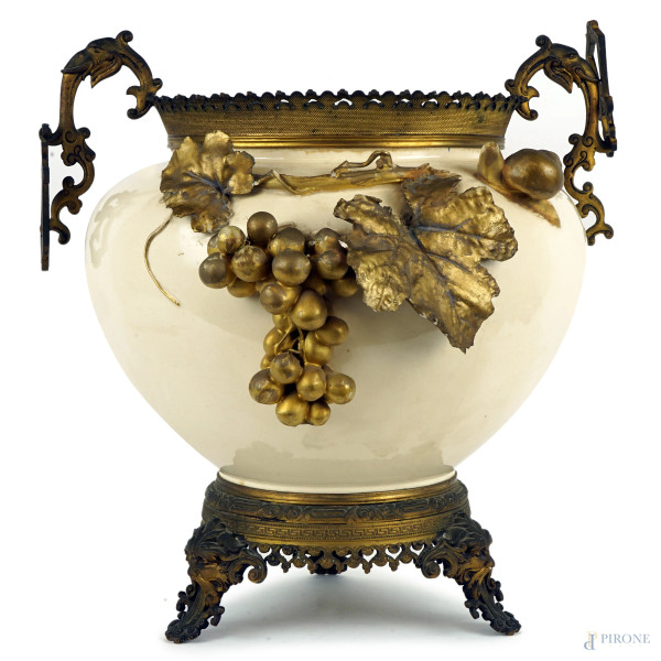 Cachepot in porcellana con applicazioni dorate a rilievo raffiguranti pampini d'uva e lumaca, base e finiture in bronzo dorato, cm h 36, inizi XX secolo.