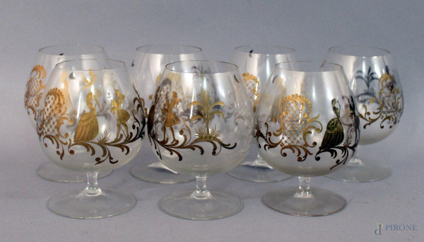 Lotto composto da sette calici da brandy in vetro con decori dorati, altezza 13 cm.