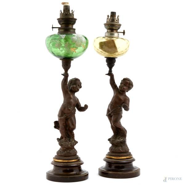 Coppia di lampade ad olio convertite in bronzo, legno  e vetri colorati e dipinti, XX secolo, altezza cm 52 (da revisionare, segni di usura)