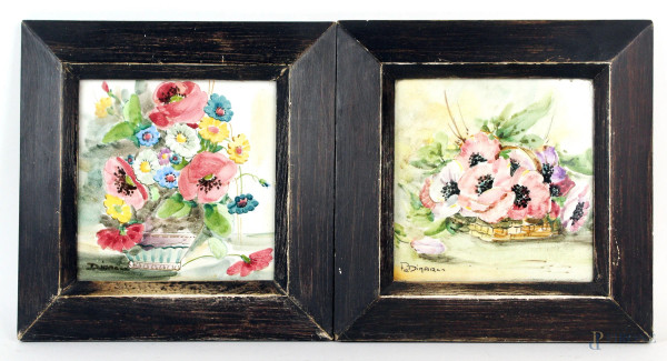 Coppia di dipinti su mattonella raffiguranti vasi con fiori, cm. 15,5x15,5, firmati, entro cornici.