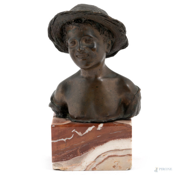 Giovane pescatore, XX secolo, scultura in bronzo su base in marmo, sigla incussa  
