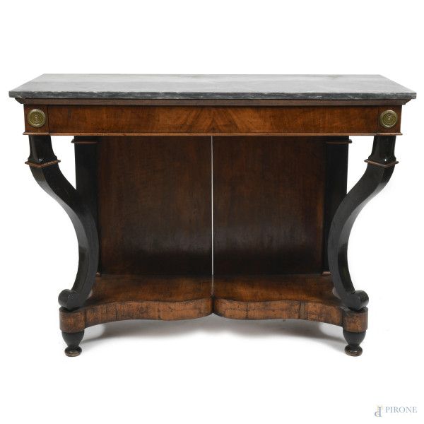 Consolle in legno impiallacciato e dipinto con piano rettangolare in marmo. Cassetto al fronte. Gambe anteriori mosse raccordate da pedana. XIX secolo, cm 101x135x59,5, (segni di usura, scalfiture, graffi, sbeccature)