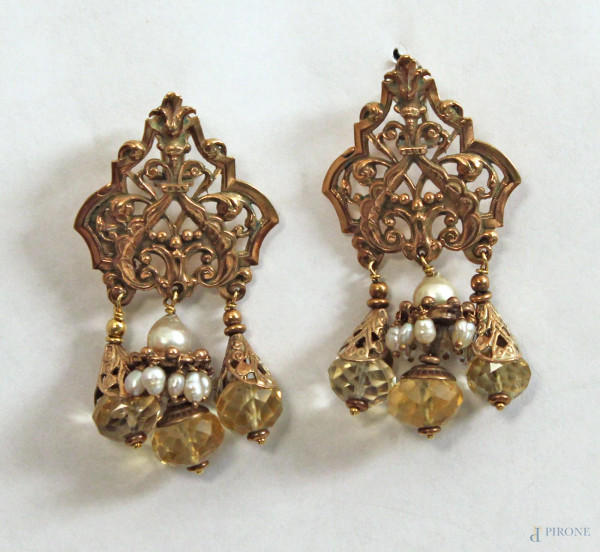 Coppia di orecchini in oro basso con perline e pendenti.