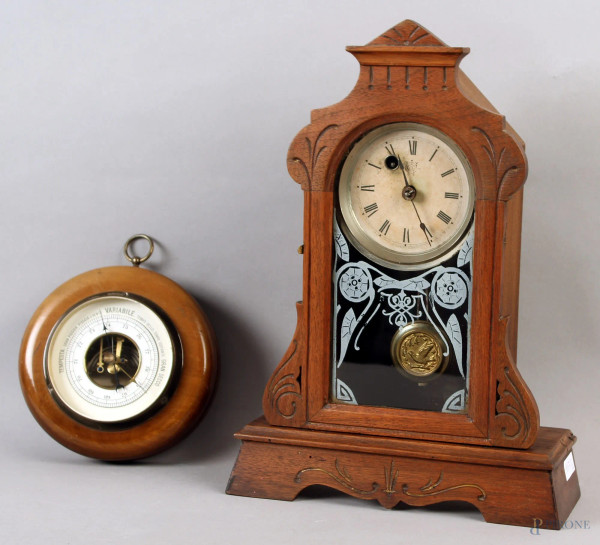 Lotto composto da un orologio in legno ed un barometro h. 35 cm.