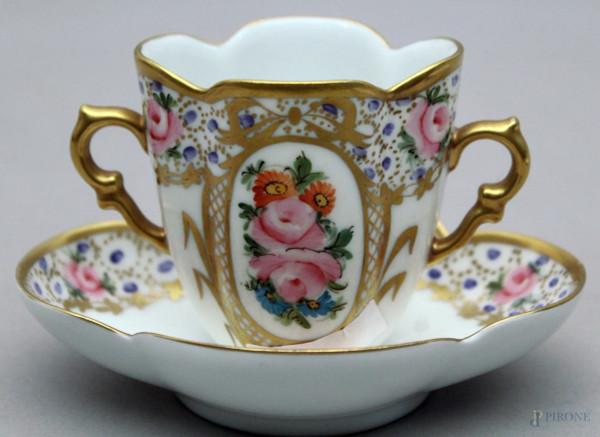 Tazzina con piattino in porcellana Limoges a decoro di fiori, H 9,5 cm.