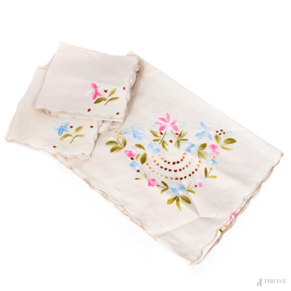 Tovaglia da 10 coperti e 10 tovaglioli con ricami florali, XX secolo, (segni di usura)