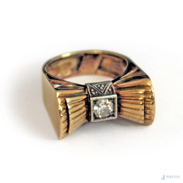Anello in oro 18 kt a due colori, con diamante centrale, a forma di fiocco, periodo dec&#242;, gr. 7,9.